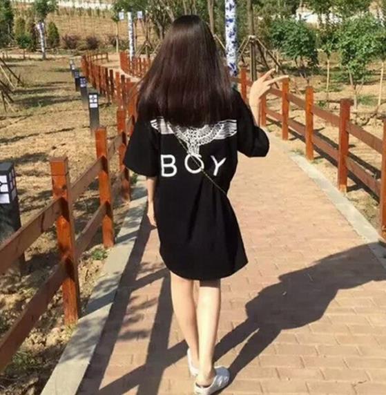 夏季女装印花中长T恤搭配：中长T恤引领时尚潮流