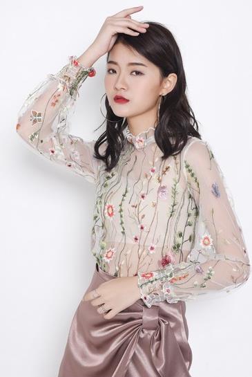 镂空蕾丝罩衫怎么搭配: 蕾丝罩衫展露曼妙身姿 镂空蕾丝罩衫怎么搭配: 蕾丝罩衫展露曼妙身姿
