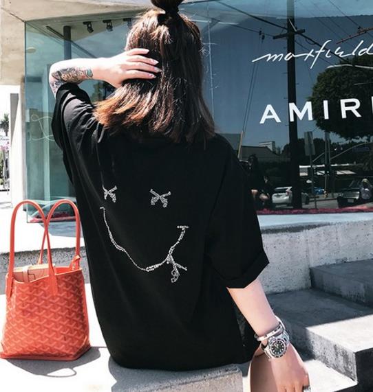 夏季女装印花中长T恤搭配：中长T恤引领时尚潮流