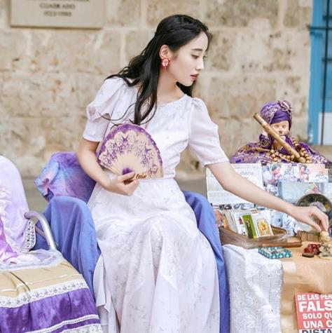 蕾丝拼接长裙搭配图片：女式长裙你的冻龄神器