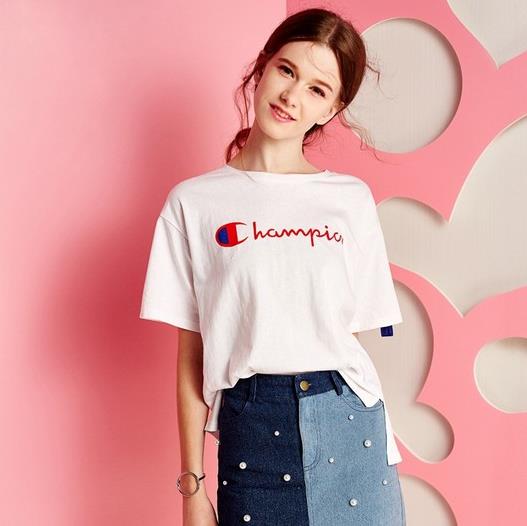 宽松百搭T恤搭配短裤:宽松T恤打造欧美时尚风 宽松百搭T恤搭配短裤:宽松T恤打造欧美时尚风