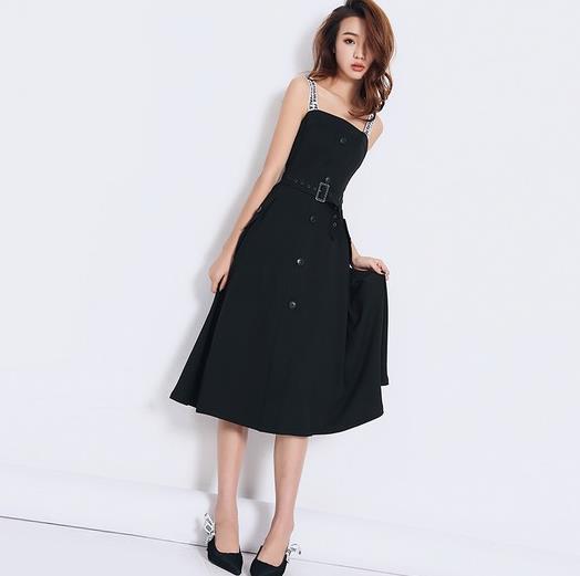 吊带小黑裙搭配推荐：小黑裙时髦不单调（图）