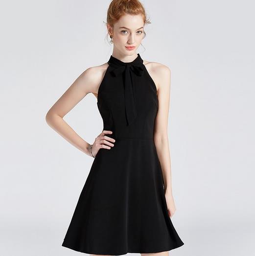 吊带小黑裙搭配推荐：小黑裙时髦不单调（图）