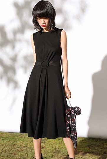 吊带小黑裙搭配推荐：小黑裙时髦不单调（图）