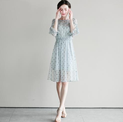 露肩真丝连衣裙推荐：2017这样搭配最时髦