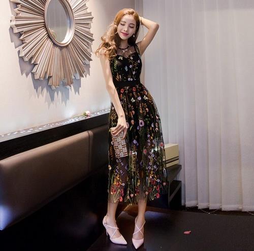 无袖蕾丝连衣裙如何搭配：6款连衣裙推荐