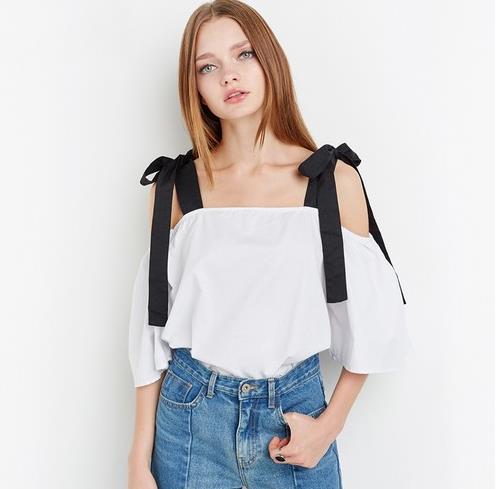 短裤搭配露肩上衣：打造夏日青春活力（图）