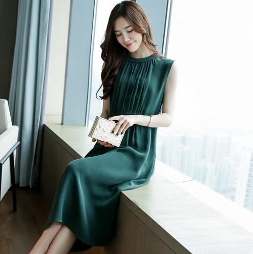 无袖连衣裙怎么搭配：6款搭配让美女变得更美丽