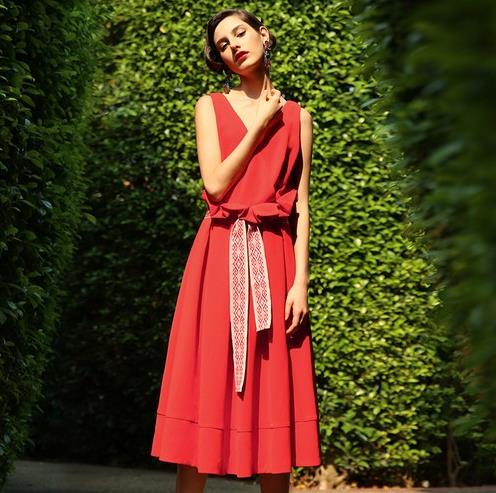 无袖连衣裙怎么搭配：6款搭配让美女变得更美丽