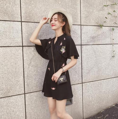 5款露肩性感白色连衣裙搭配：彰显亭亭玉立甜美范