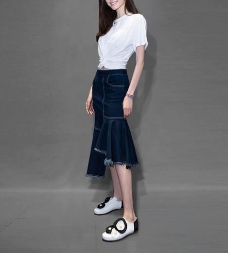 高跟凉鞋搭配短袖上衣包臀裙套：显高显瘦推荐（图）