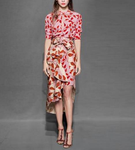 高跟凉鞋搭配短袖上衣包臀裙套：显高显瘦推荐（图）