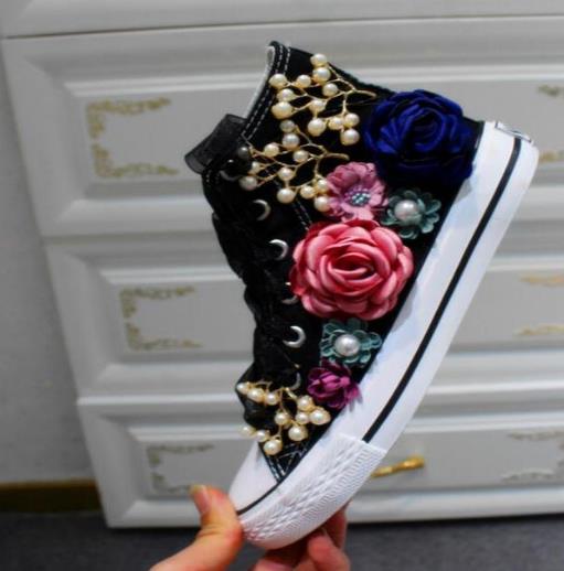 今夏流行花朵环绕的帆布鞋:怎么搭都洋气(图) 今夏流行花朵环绕的帆布鞋:怎么搭都洋气(图)
