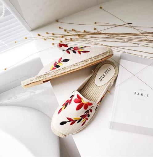 今夏流行花朵环绕的帆布鞋:怎么搭都洋气(图) 今夏流行花朵环绕的帆布鞋:怎么搭都洋气(图)