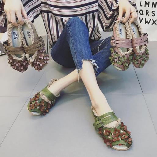 今夏流行花朵环绕的帆布鞋：怎么搭都洋气（图）