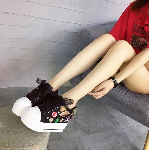 今夏流行花朵环绕的帆布鞋：怎么搭都洋气（图）