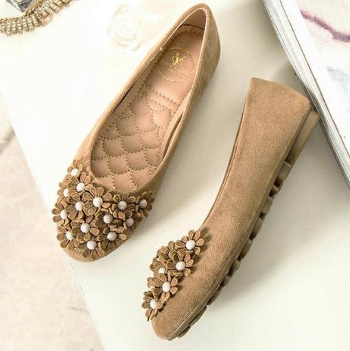 今夏流行花朵环绕的帆布鞋：怎么搭都洋气（图）