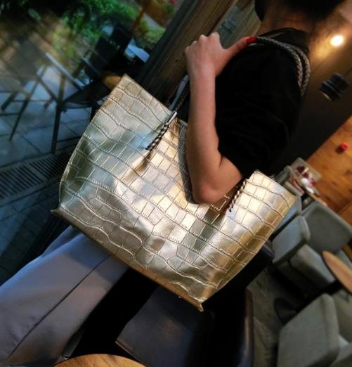 时尚斜挎单肩包怎么搭配：简约时尚单肩包推荐(图)