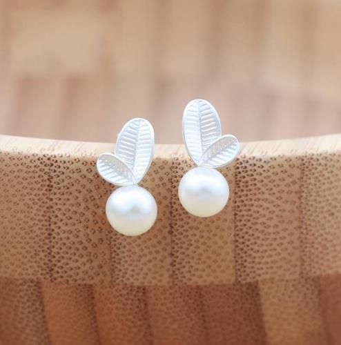 珍珠耳钉的多种搭配：彰显高雅时尚的气质（图）