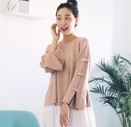 牛仔裤搭配纯色喇叭袖针织衫:修身显瘦分享(图) 牛仔裤搭配纯色喇叭袖针织衫:修身显瘦分享(图)