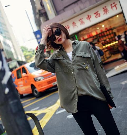 牛仔裤搭配纯色喇叭袖针织衫：修身显瘦分享（图）