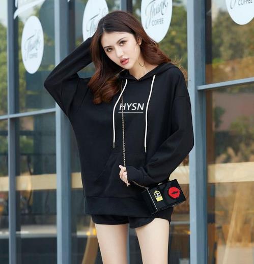 韩版连帽中长款宽松卫衣搭配:彰显时尚甜美范(图) 韩版连帽中长款宽松卫衣搭配:彰显时尚甜美范(图)