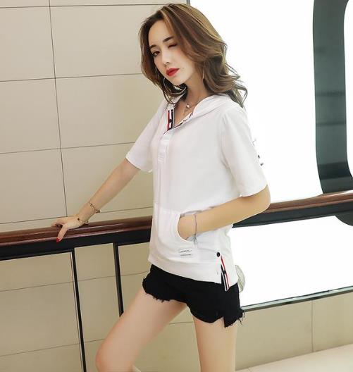 韩版连帽中长款宽松卫衣搭配:彰显时尚甜美范(图) 韩版连帽中长款宽松卫衣搭配:彰显时尚甜美范(图)