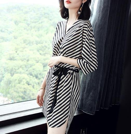 V领蝙蝠袖条纹连衣裙:时尚减龄穿出气质女人味 V领蝙蝠袖条纹连衣裙:时尚减龄穿出气质女人味