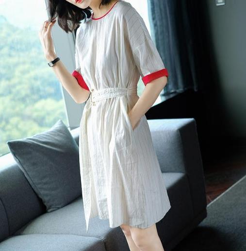 V领蝙蝠袖条纹连衣裙:时尚减龄穿出气质女人味 V领蝙蝠袖条纹连衣裙:时尚减龄穿出气质女人味