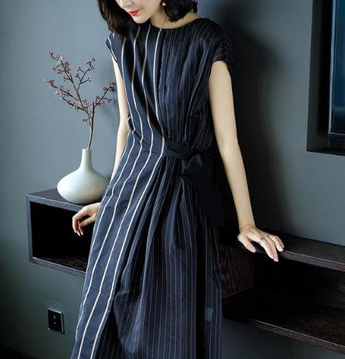 V领蝙蝠袖条纹连衣裙：时尚减龄穿出气质女人味