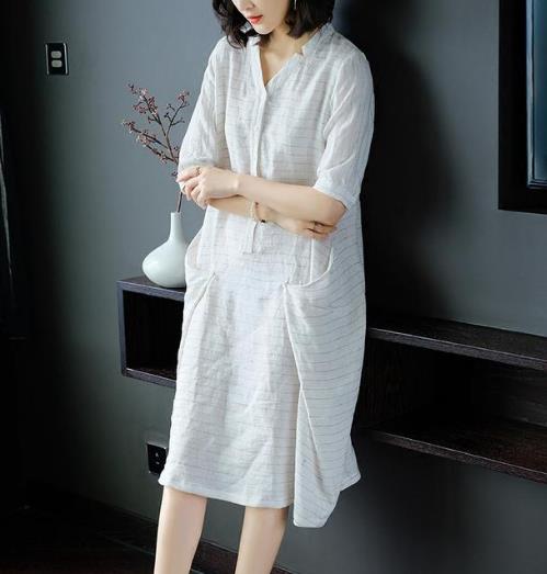 V领蝙蝠袖条纹连衣裙：时尚减龄穿出气质女人味