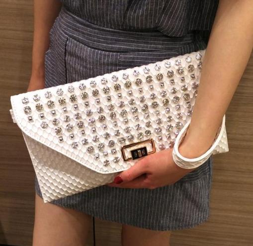 今年流行钻石镶钻手拿包:彰显女性的成熟睿智(图) 今年流行钻石镶钻手拿包:彰显女性的成熟睿智(图)