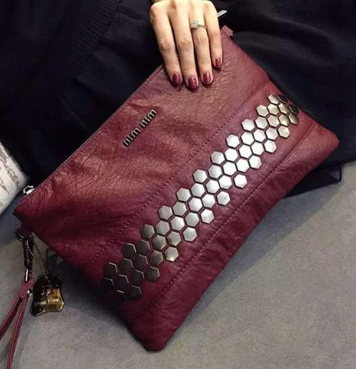 今年流行钻石镶钻手拿包：彰显女性的成熟睿智（图）