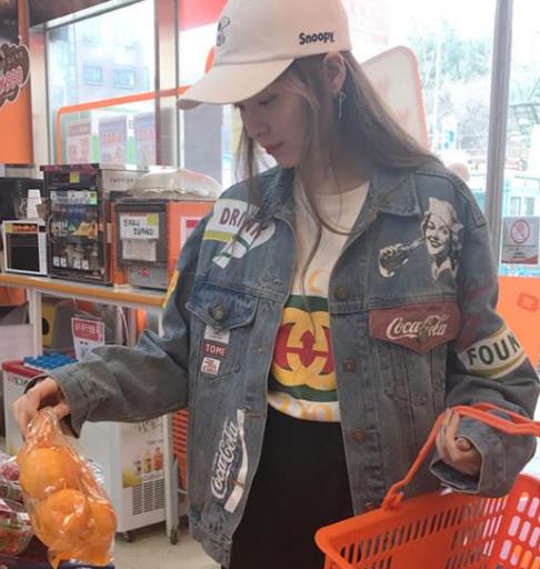 破洞水洗大码牛仔外套怎么搭配：秋日潮女必备（图）