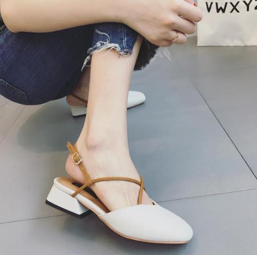 牛仔裤搭配韩版一字扣罗马凉鞋：简约个性推荐（图）