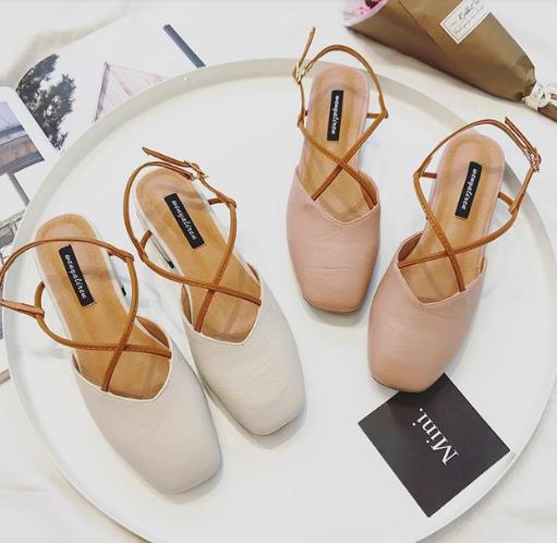 牛仔裤搭配韩版一字扣罗马凉鞋：简约个性推荐（图）