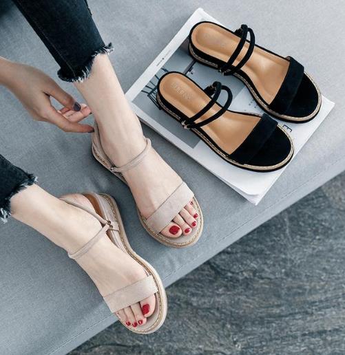 牛仔裤搭配韩版一字扣罗马凉鞋：简约个性推荐（图）