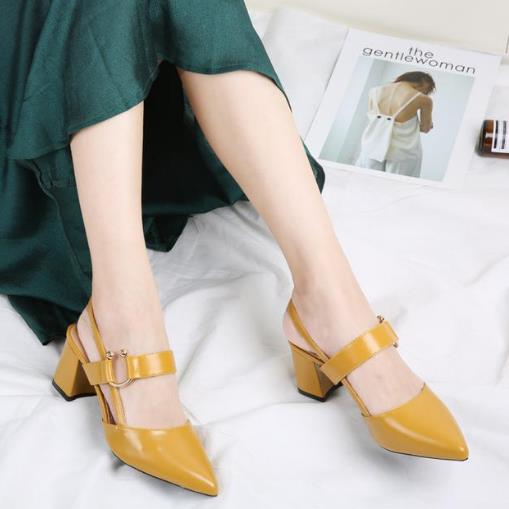 牛仔裤搭配韩版一字扣罗马凉鞋：简约个性推荐（图）