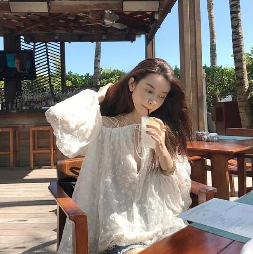 背心裙搭配镂空蕾丝长袖打底衫：简洁又大方（图）