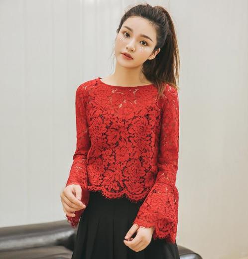 背心裙搭配镂空蕾丝长袖打底衫：简洁又大方（图）