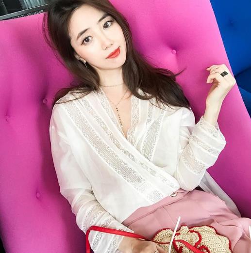 背心裙搭配镂空蕾丝长袖打底衫：简洁又大方（图）