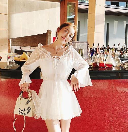 背心裙搭配镂空蕾丝长袖打底衫：简洁又大方（图）