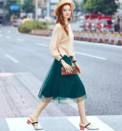 百褶裙搭配灯笼袖针织衫:青春减龄甜美风(图) 百褶裙搭配灯笼袖针织衫:青春减龄甜美风(图)