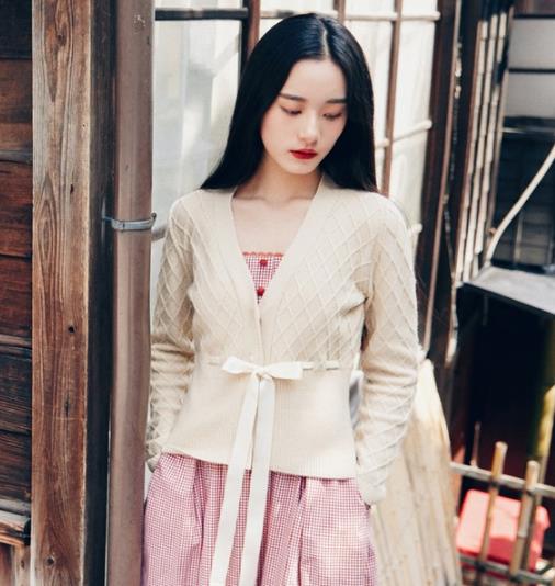 系带喇叭袖T恤怎么搭配下装：5款彰显秋日青春活力