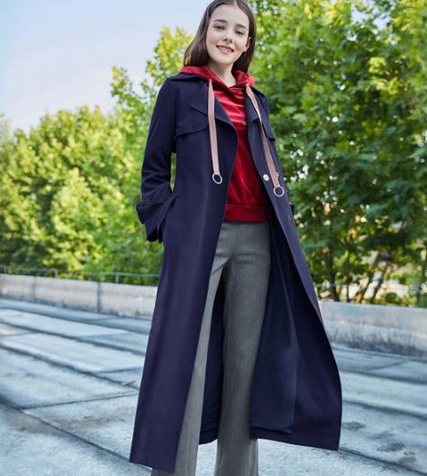 双排扣收腰风衣的多种搭配:演绎优雅时尚女人味 双排扣收腰风衣的多种搭配:演绎优雅时尚女人味