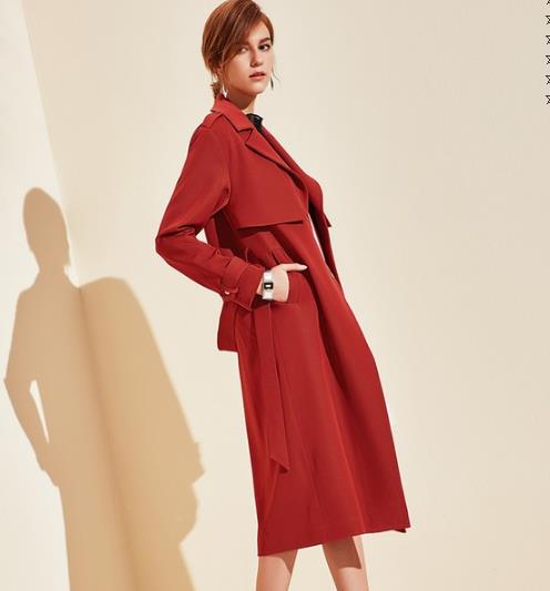 双排扣收腰风衣的多种搭配:演绎优雅时尚女人味 双排扣收腰风衣的多种搭配:演绎优雅时尚女人味