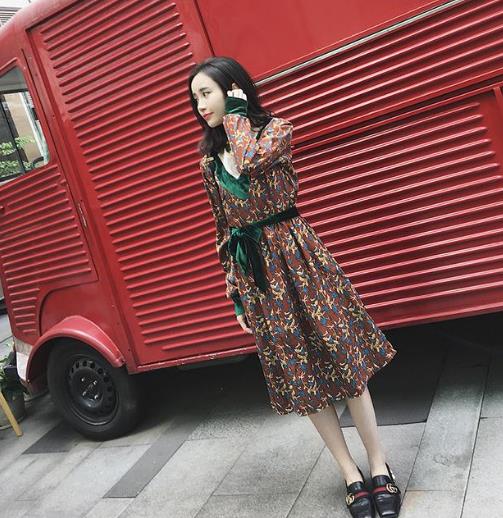 夏日甜美风条纹露肩连衣裙:展现优美曲线(图) 夏日甜美风条纹露肩连衣裙:展现优美曲线(图)