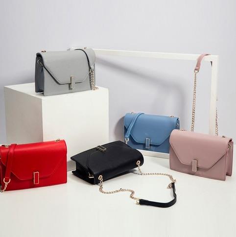 2017锁扣斜挎小方包搭配：女包新款斜挎包分享（图)