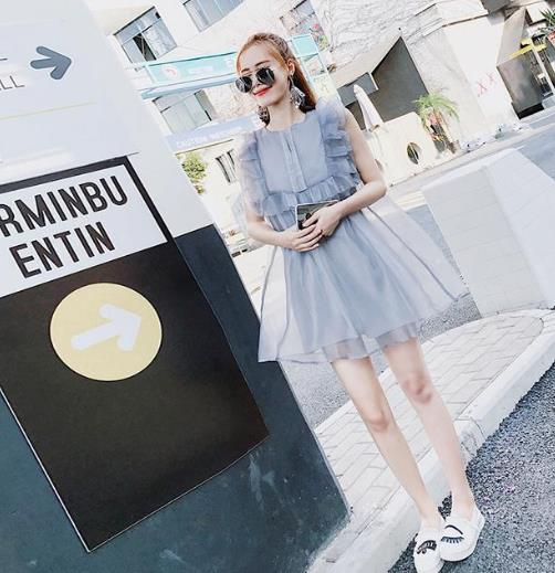 荷叶边背心连衣裙怎么搭配鞋子：演绎俏皮小女人