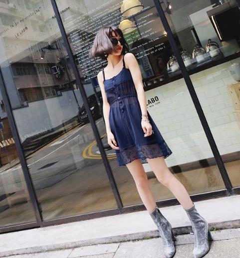 荷叶边背心连衣裙怎么搭配鞋子：演绎俏皮小女人